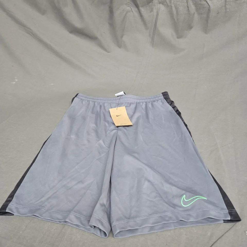 NIKE LOGO CASUAL SHORT SIZE XL - KIDS