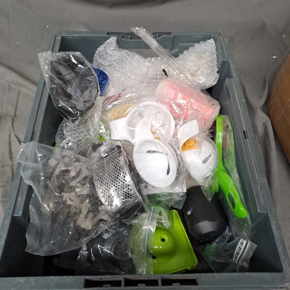 APPROXIMATELY 20 ASSORTED HOUSEHOLD PRODUCTS TO INCLUDE GARLIC PRESS, CREDIT CARD WALLET, JAR OPENER ETC 