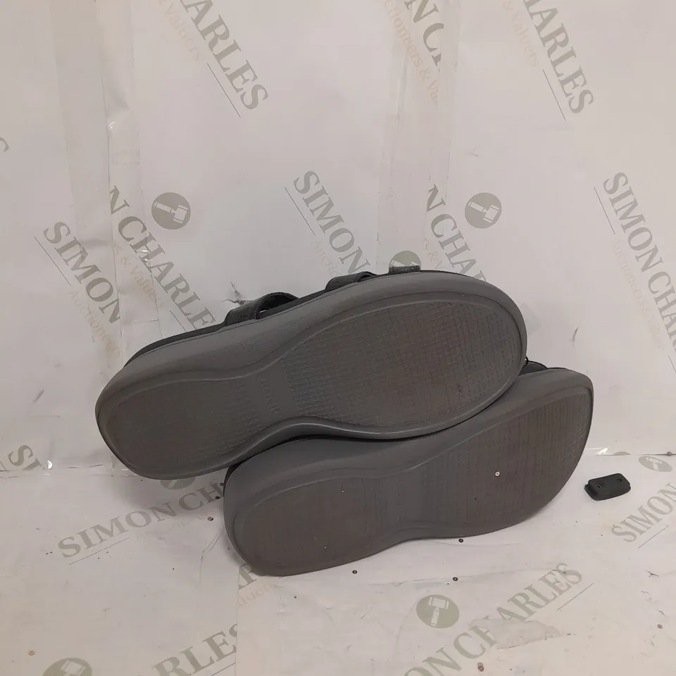 VIONIC BLACK STRAPPED SANDALS SIZE 6