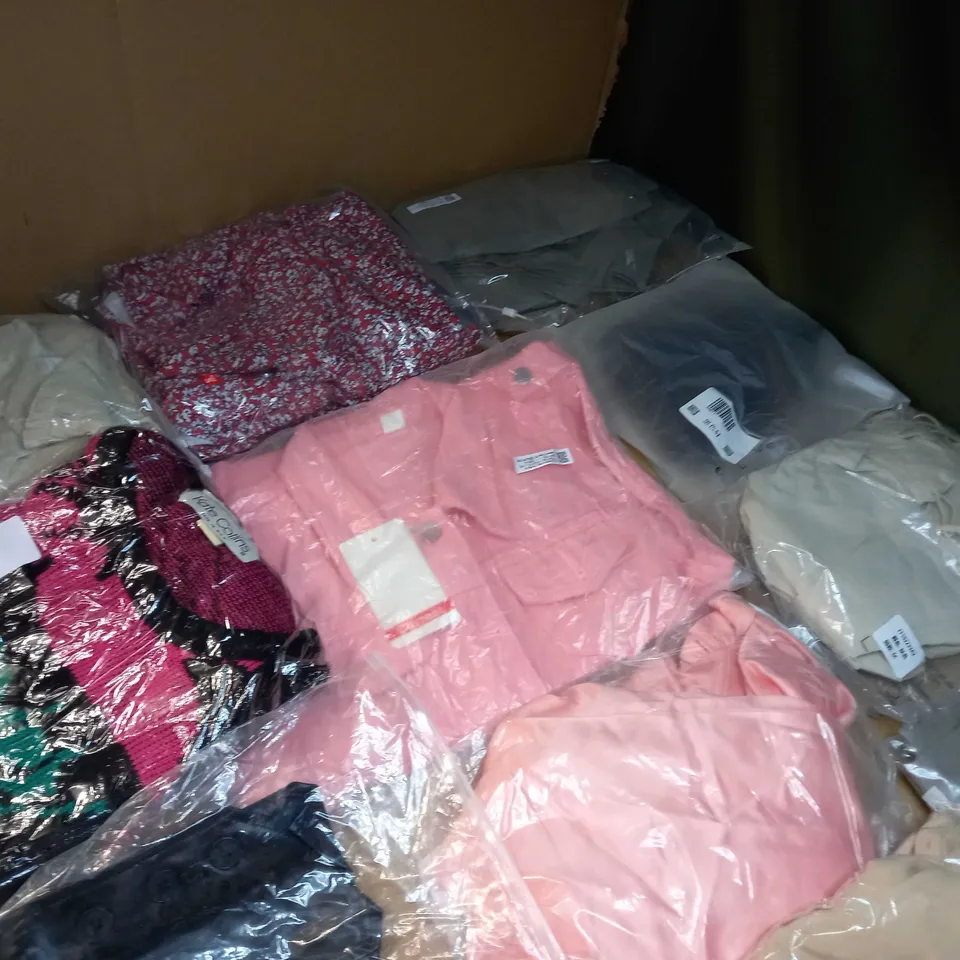 LOT OF APPROX 25 ASSORTED CLOTHING ITEMS VARYING IN SIZE/COLOUR/STYLE TO INCLUDE: TROUSERS, TOPS, DRESSES