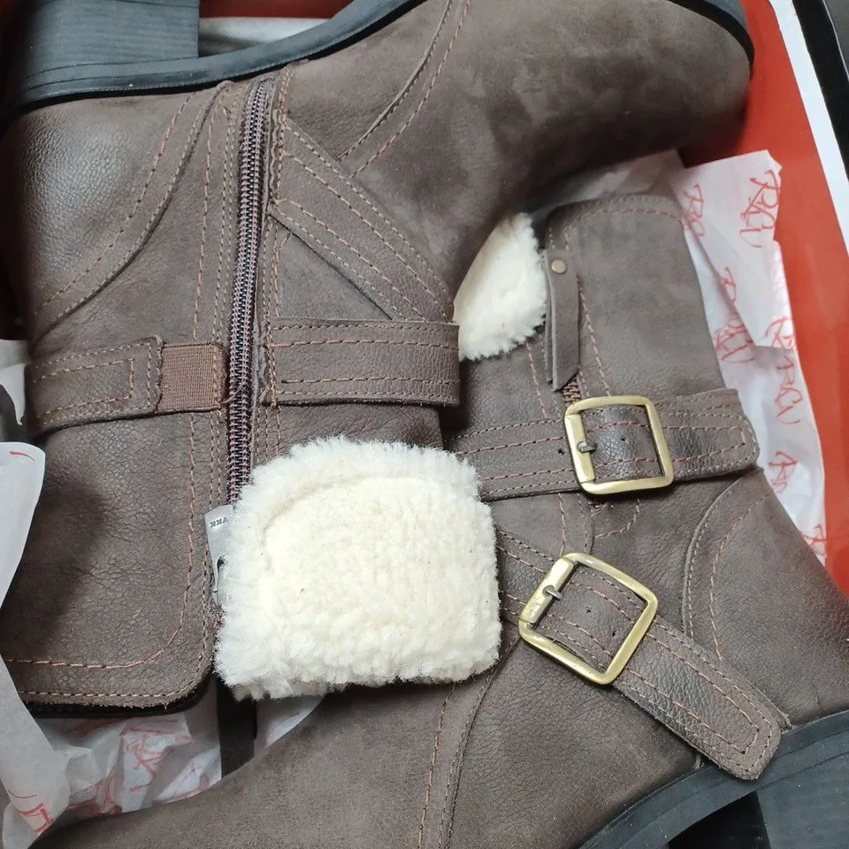 BOXED RUTH LANGSFORD CASUAL BOOTS, OAK - SIZE 6 