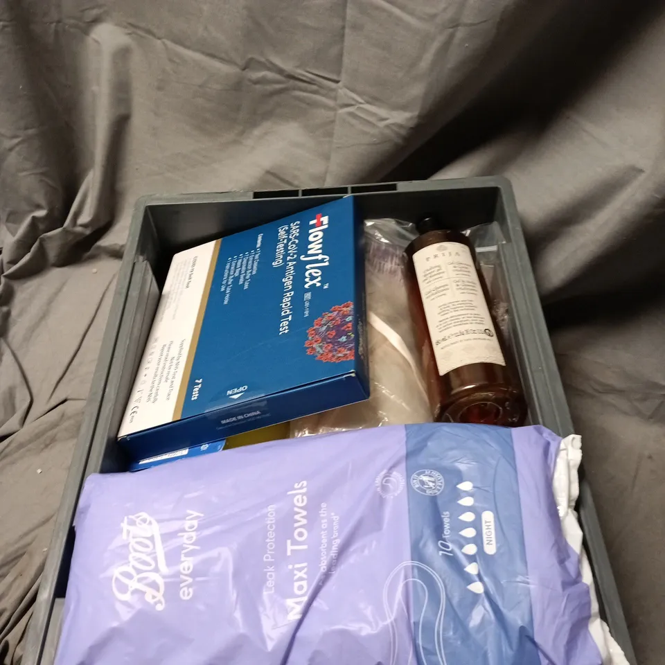 APPROXIMATELY 15 X ASSORTED COSMETIC ITEMS TO INCLUDE BOOTS MAXI TOWELS, PRIJA SHOWER GEL AND SHAMPOO, BOOB TAPE, NO 7 GOOD INTENT SERUM SPRAY, TOOTHBRUSHES ETC