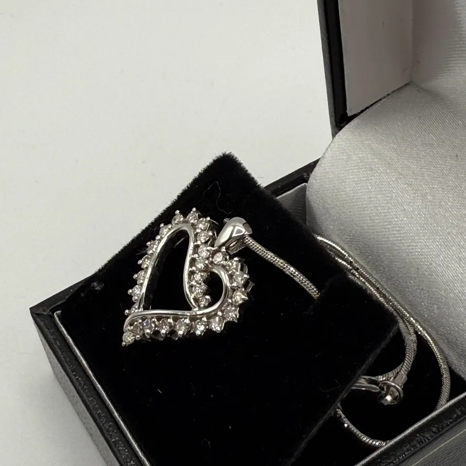 18CT WHITE GOLD HEART PENDANT ON CHAIN, SET WITH NATURAL DIAMONDS
