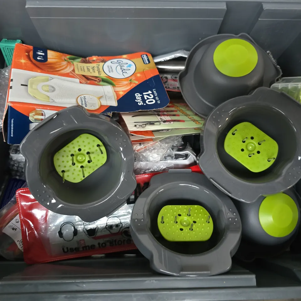 APPROXIMATELY 20 ASSORTED HOUSEHOLD ITEMS TO INCLUDE CUTLERY, GLADE SCENTED OIL, SAXTON BLADES, ETC