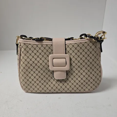 BEIGE CROSSBODY BAG WITH PINK STRAP AND GOLD CHAIN