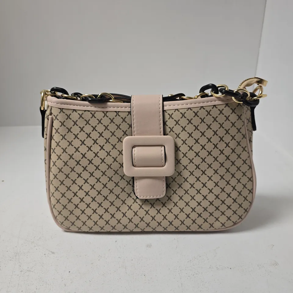 BEIGE CROSSBODY BAG WITH PINK STRAP AND GOLD CHAIN