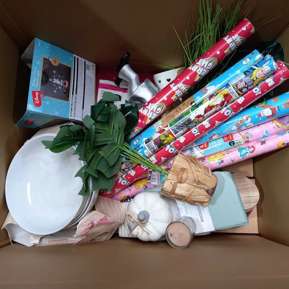 BOX OF APPROX 20 ASSORTED ITEMS TO INCLUDE - BEDTIME PROJECTION LIGHT - SNOWFLAKE LIGHT - BATHROOM PLANT ECT