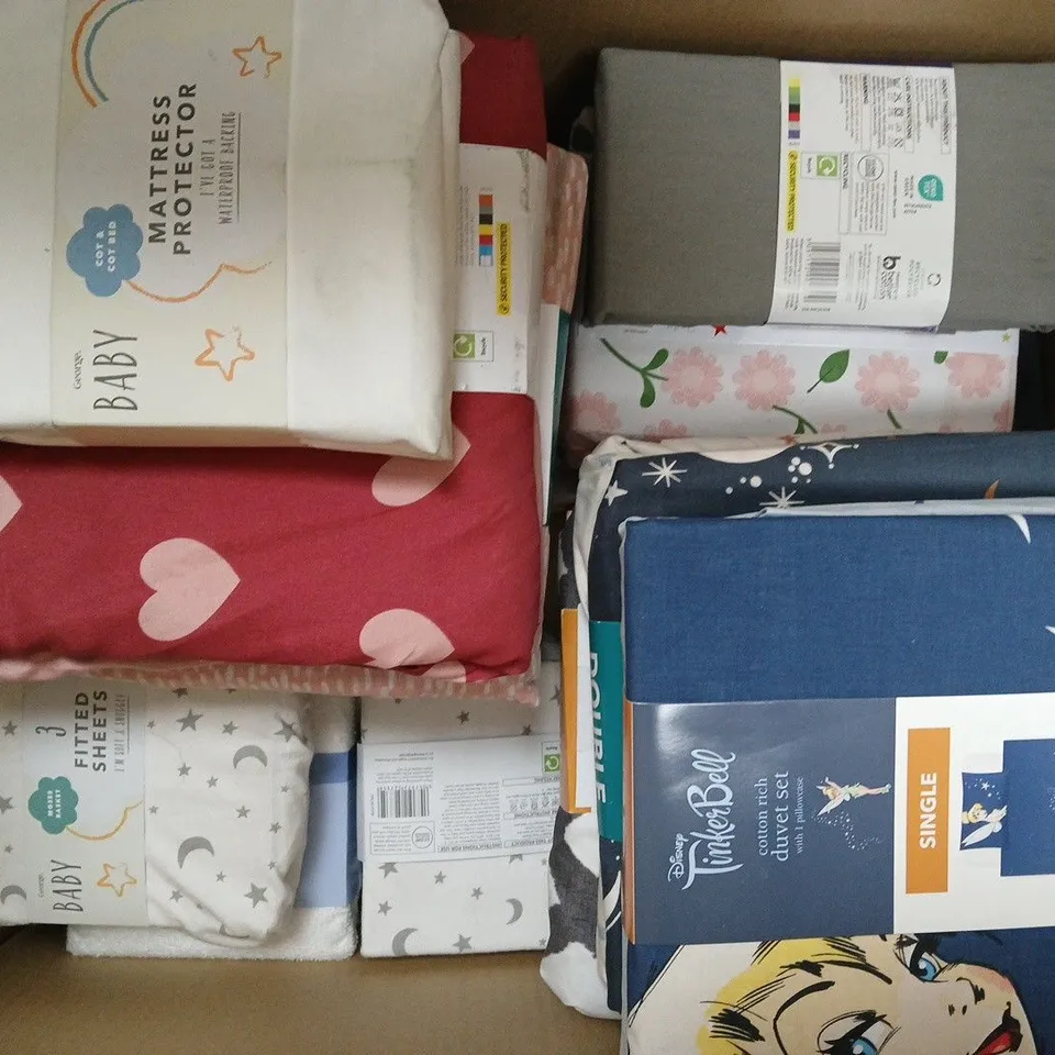 BOX OF APPROXIMATELY 10 ASSORTED BEDDING ITEMS IN VARIOUS STYLES, SIZES, AND COLOURS TO INCLUDE DUVET SETS AND PILLOWCASES, ETC - COLLECTION ONLY