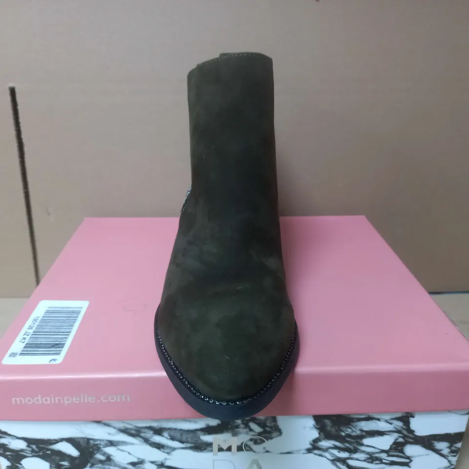 BOXED MODA IN PELLE LIGHT KHAKI HEEL BOOTS - UK 7