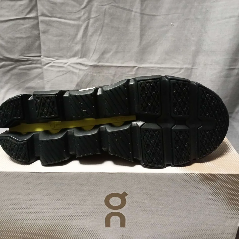 BOXED PAIR OF ON CLOUDSWIFT 4 TRAINERS IN WOLF/BLACK - UK 10.5