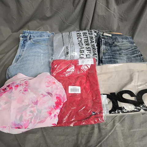 BOX OF APPROXIMATELY 20 ASSORTED CLOTHING ITEMS TO INCLUDE - JEANS, DRESS, BAG, ETC