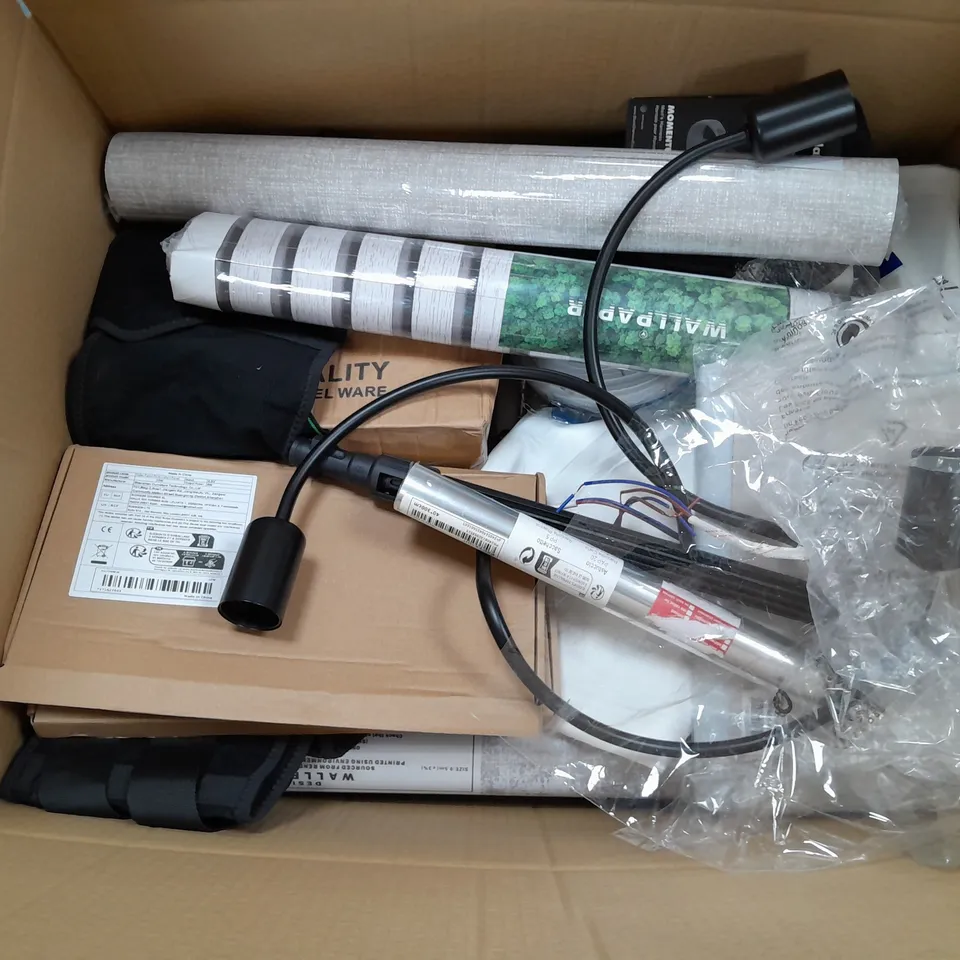 APROXIMATELY 20 ASSORTED HOUSEHOLD ITEMS TO INCLUDE BEDDING , WALLPAPER , BINBAGS , ETC