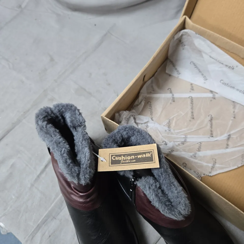 CUSHION-WALK WOMEN'S BLACK LEATHER WINTER BOOTS WITH GREY FUR LINING – BOXED SIZE 4 
