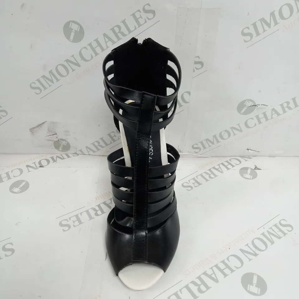 APPROXIMATELY 8 PAIRS OF LOVE SHOES BY INTERNACIONALE SAFFI BLOCK HEELED GLADIATOR SANDALS IN BLACK SIZE 3