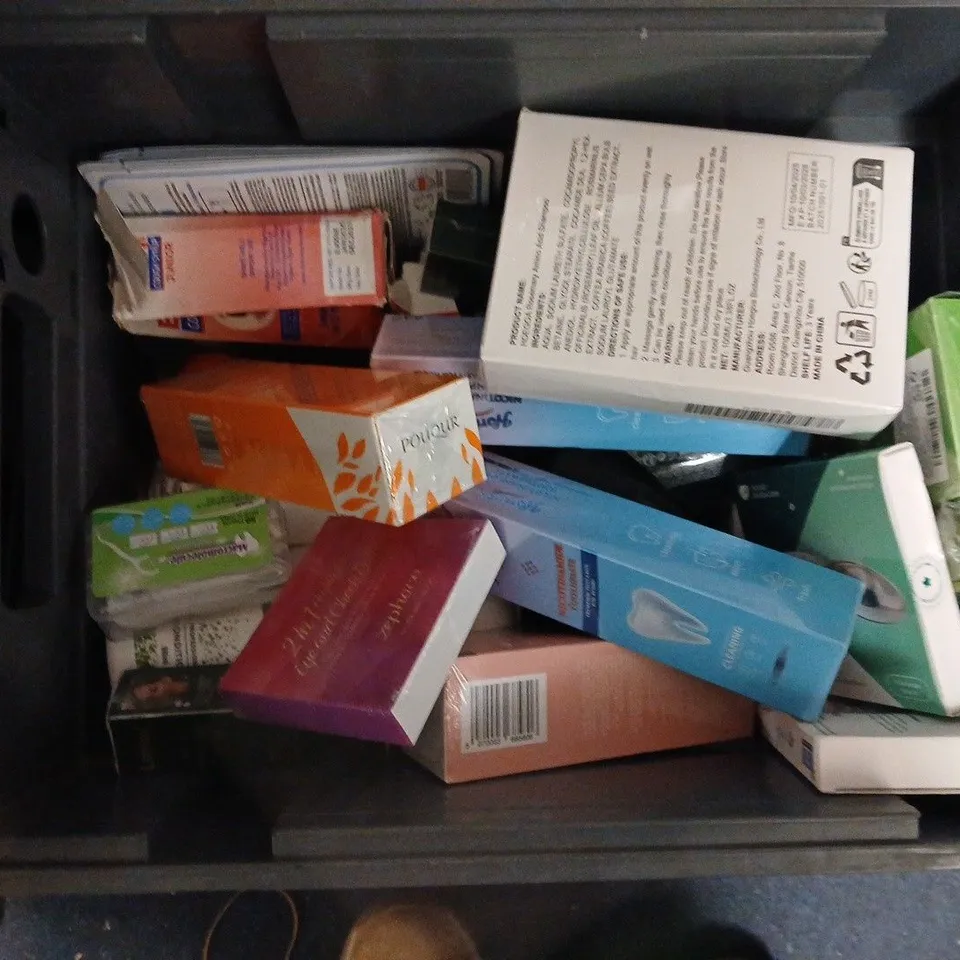 APPROXIMATEY 20 ASSORTED HEALTH AND BEAUTY PRODUCTS TO INCLUDE - EUCERIN MOISTURISING LOTION - JOHN FRIEDA RADIANT RED CONDITIONER AND RITUALS RECOVERY HAND BALM