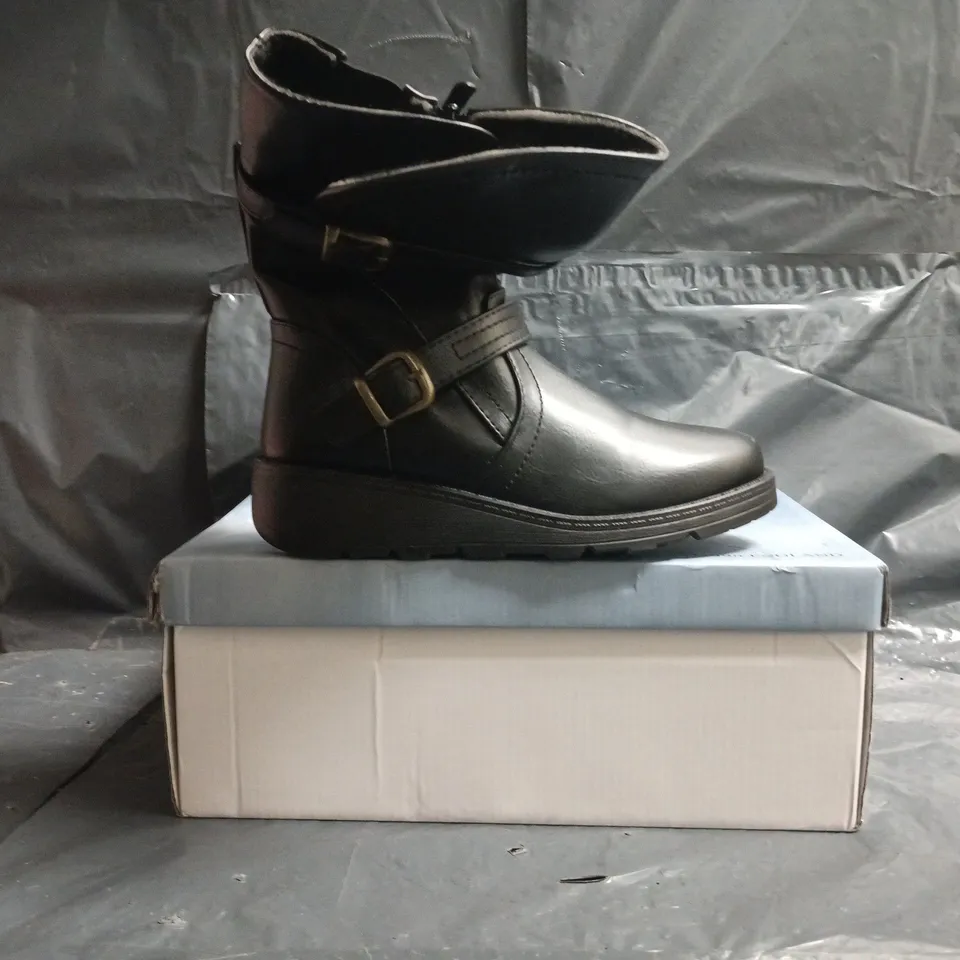 BOXED PAIR OF AJVANI COLLECTION ANKLE BOOTS IN BLACK SIZE 4
