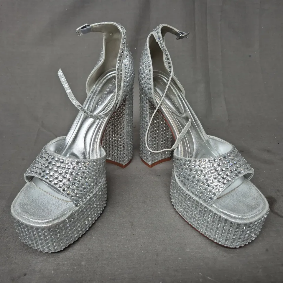 BOXED PAIR OF AZALEA WANG PLATFORM BLOCK HEEL SANDALS IN METALLIC SILVER W. DIAMANTE EFFECT UK SIZE 7