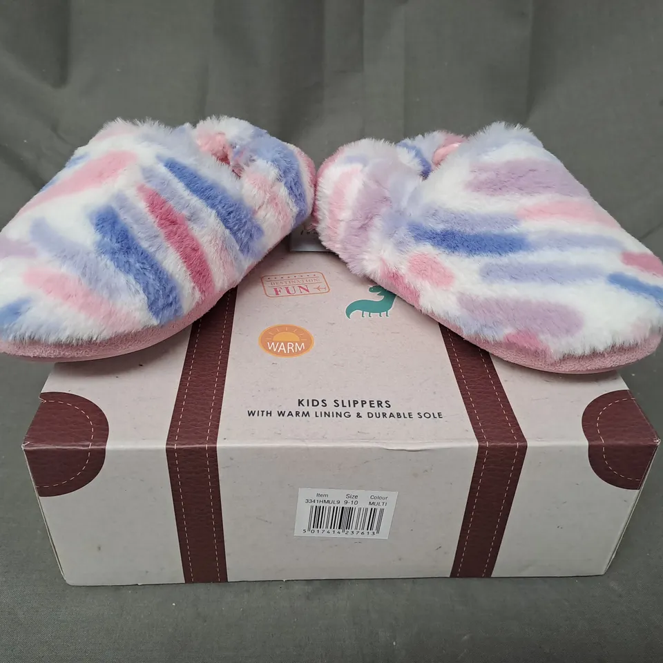 BOXED PAIR OF TOTES TOASTIES KIDS SLIPPERS IN PINK/MULTICOLOUR SIZE 9-10