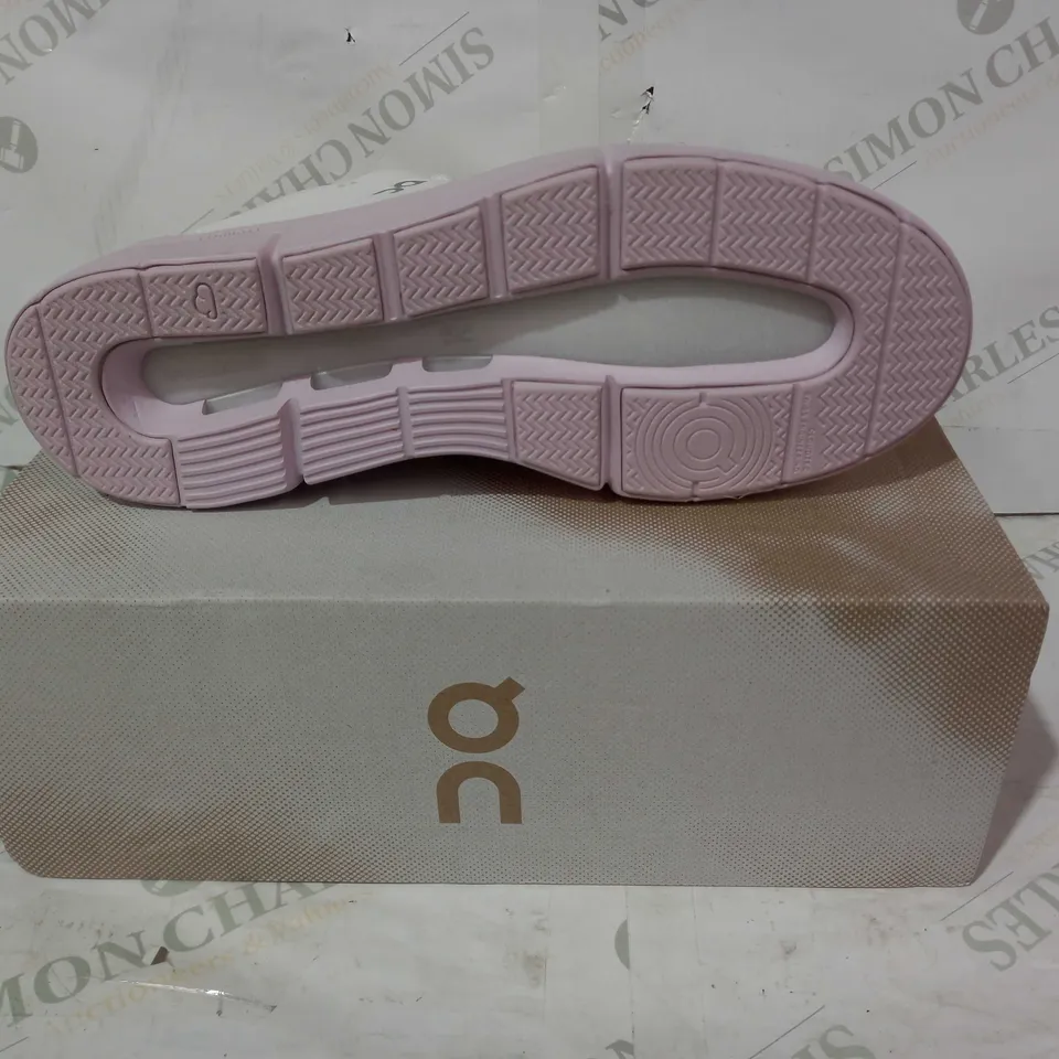 BOXED PAIR OF ON TRAINERS IN WHITE/LILY 8.5