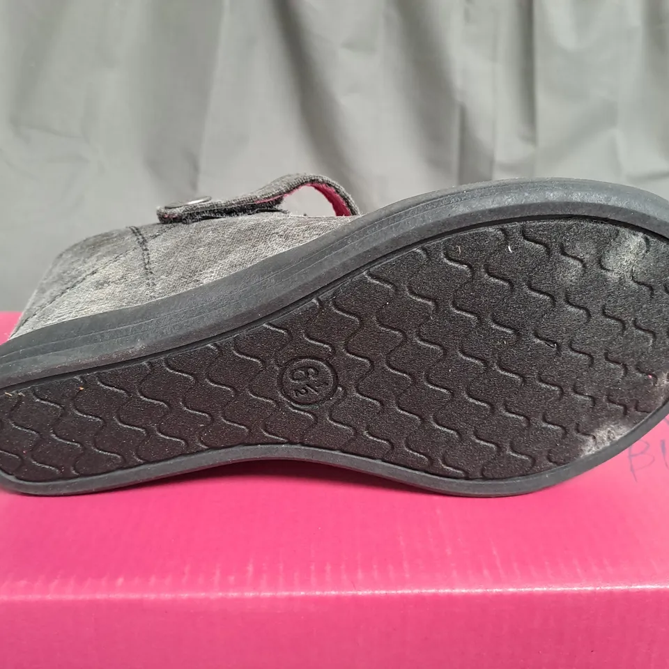 BOX OF APPROXIMATELY 11 PAIRS OF BLACK GUPPY LOVE WEDGE SHOES IN VARIOUS SIZES 