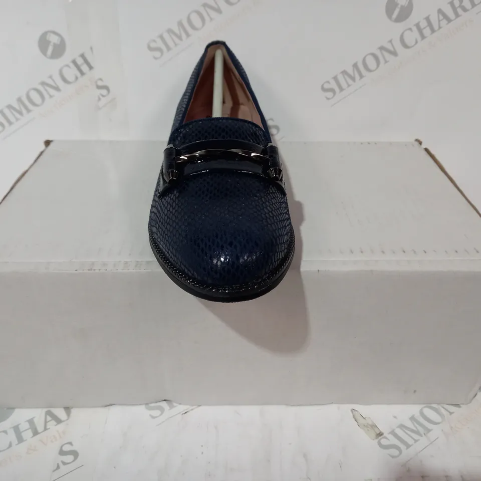 BOXED PAIR OF MODA IN PELLE WAYLEN LOAFERS IN NAVY SIZE 5