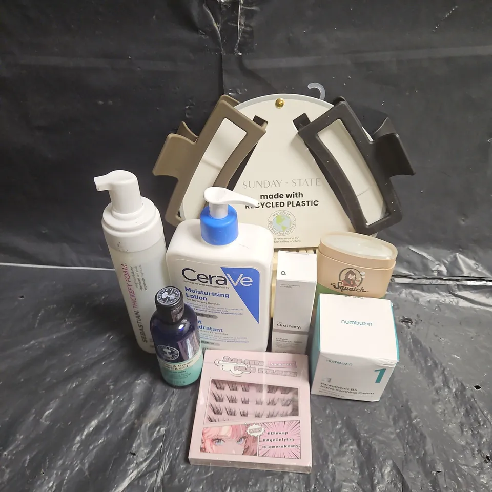 APPROXIMATEY 20 ASSORTED HEALTH AND BEAUTY PRODUCTS TO INCLUDE - CERAVE MOISTURISING LOTION - DR SQUATCH DEODORANT - NEAL'S YARD SHOWER GEL - ETC