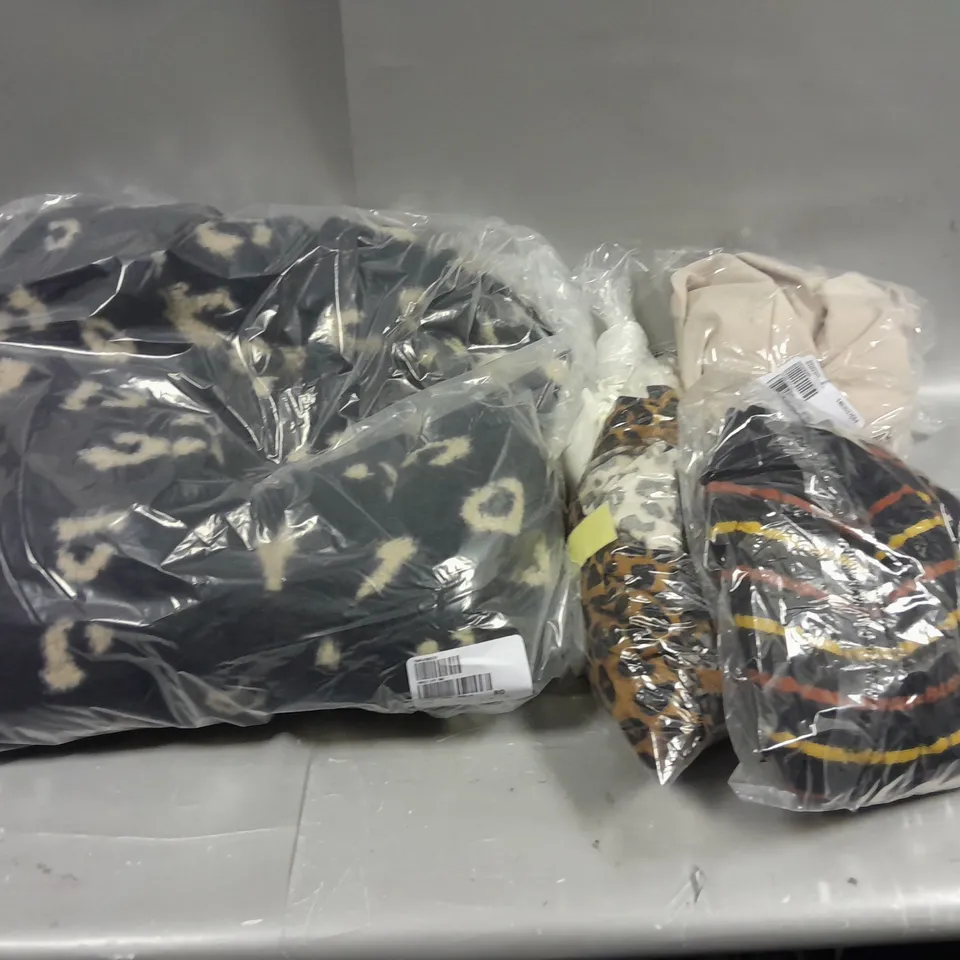 APPROXIMATELY 20 ASSORTED CLOTHING ITEMS IN VARIOUS COLOURS AND SIZES