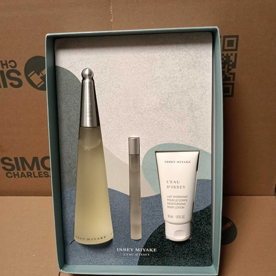 ISSEY MIYAKE L'EAU D'ISSEY GIFT SET – EAU DE TOILETTE 100 ML, 10 ML TRAVEL BOTTLE & MOISTURISING BODY LOTION 50 ML