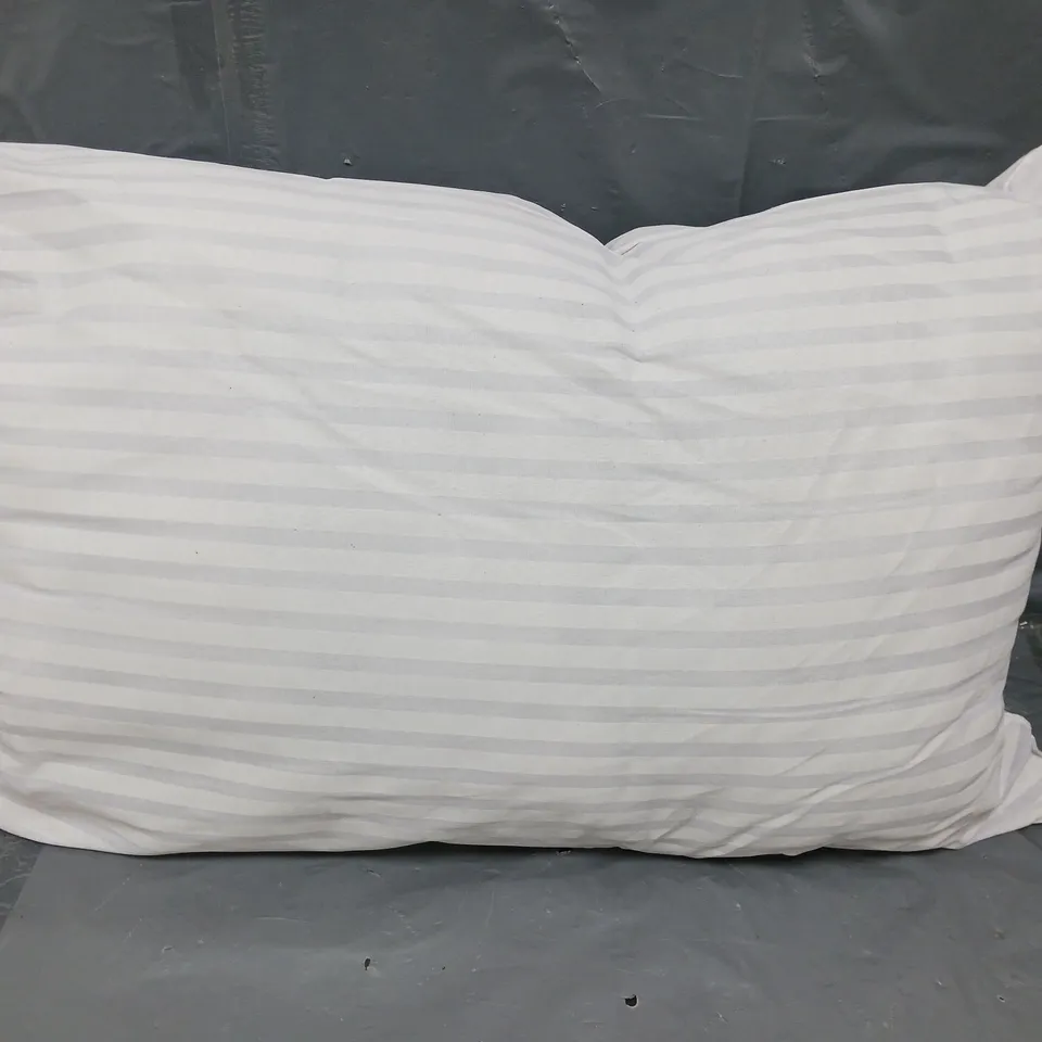 4 STRIPED PILLOWS IN WHITE/PURPLE