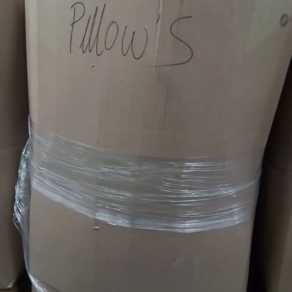 PALLET CONTAINING A LARGE QUANTITY OF PILLOWS
