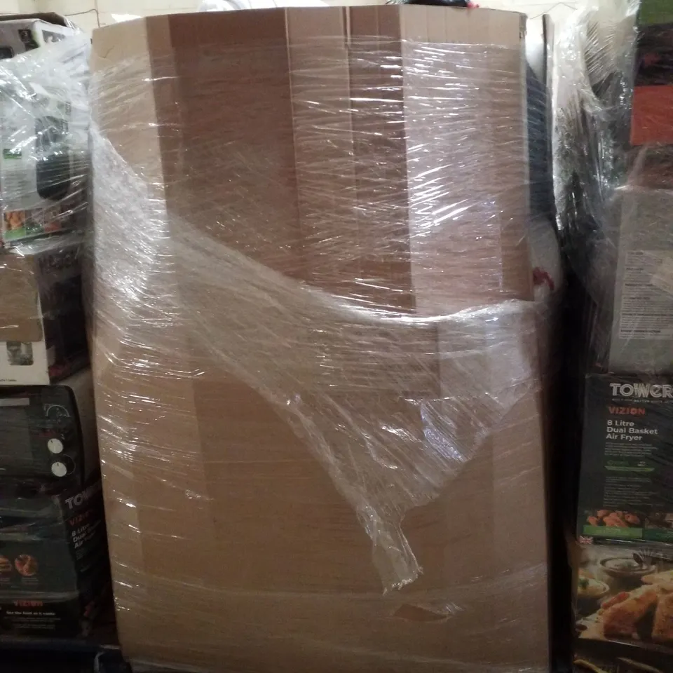 PALLET CONTAINING ASSORTED BEDDING, COVERS & FABRICS