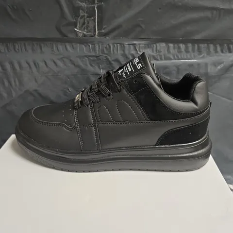 CONZURI AXELS EDITION BLACK SNEAKERS – UK 8 (US 9, EU 42)