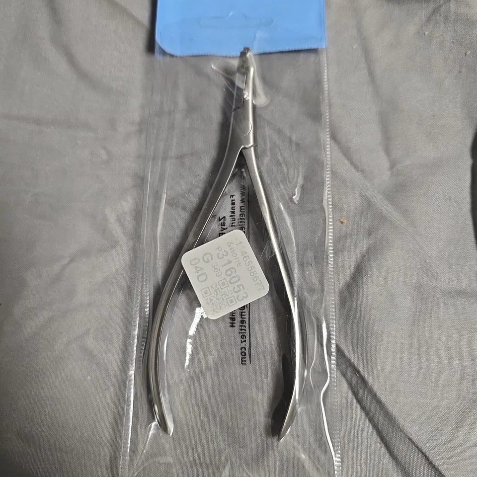 APPROXIMATELY 8 ZAYRAZ STAINLESS STEEL MEDICAL INSTRUMENT PLIERS IN SEALED PACK 