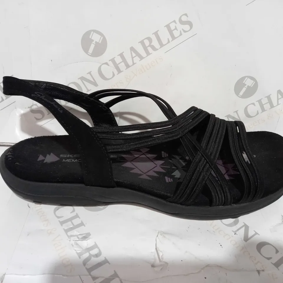 BOXED PAIR OF SKECHERS REGGAE SLIM SIMPLY STRETCH BLACK SANDALS - SIZE 8
