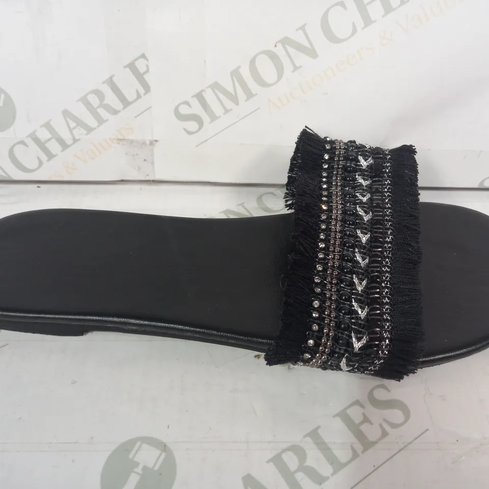 PAIR OF DESIGNER OPEN TOE FLAT SANDALS IN BLACK EU SIZE 40