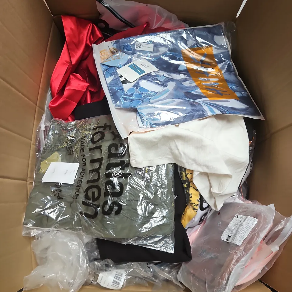 APPROXIMATELY 25 ASSORTED CLOTHING AND FASHION PRODUCTS IN VARIOUS STYLES AND SIZES - COLLECTION ONLY