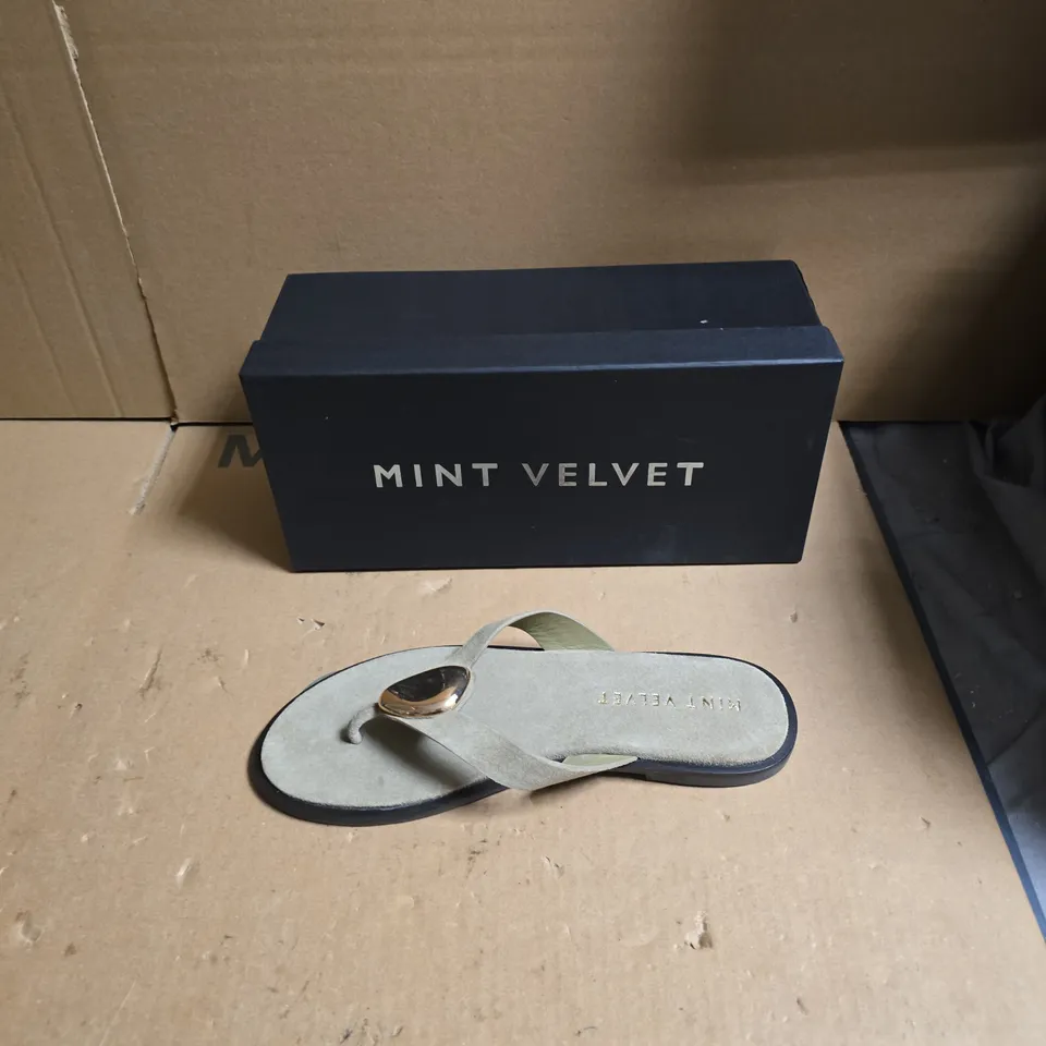 MINT VELVET WOMEN'S SANDALS – BEIGE/GREY WITH GOLD HEART DETAIL - UK SIZE 6 