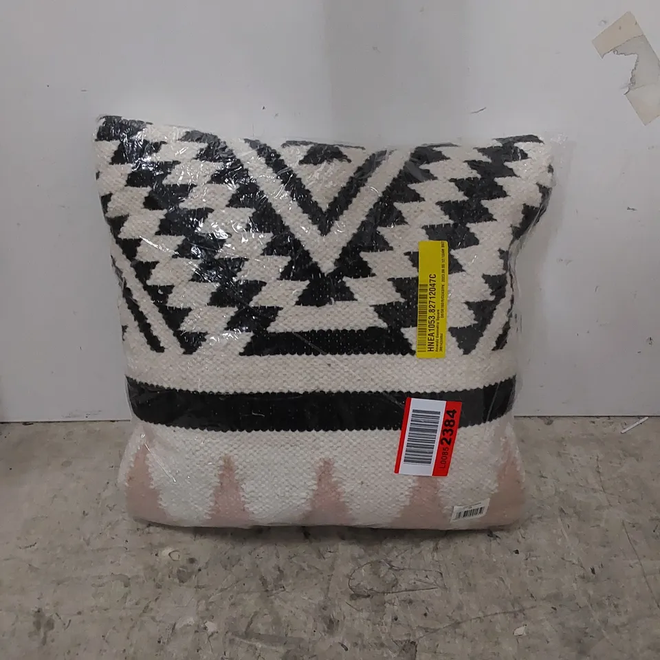 AMANDO GEOMETRIC SQUARE CUSHION 