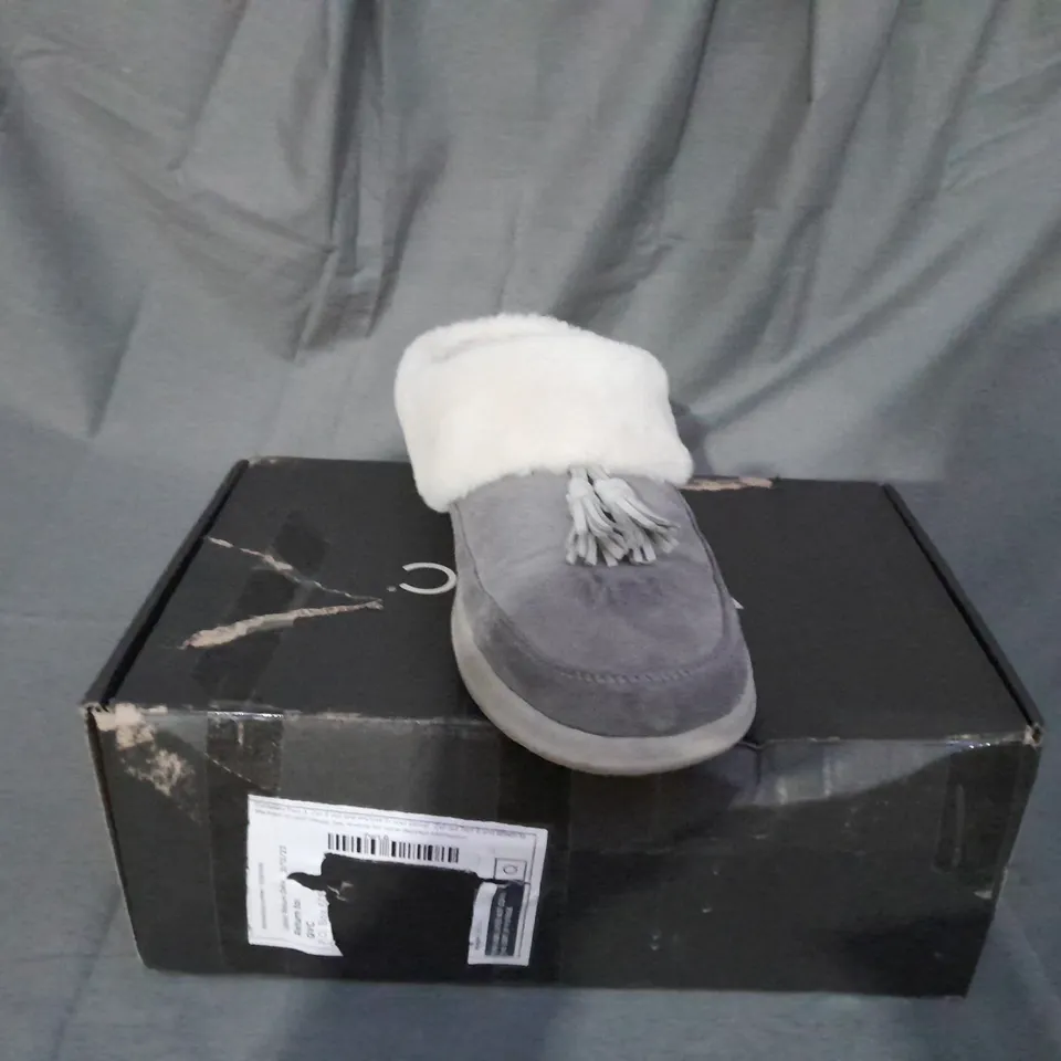 BOXED PAIR OF VIONIC PERRIN SLIPPERS IN CHARCOAL SIZE 6