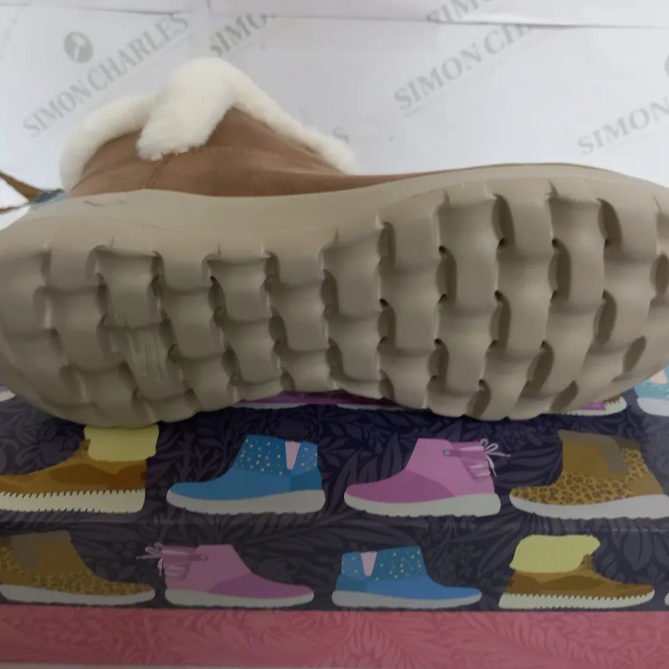 SKETCHERS GO WALK BOOTS IN TAN SIZE 10