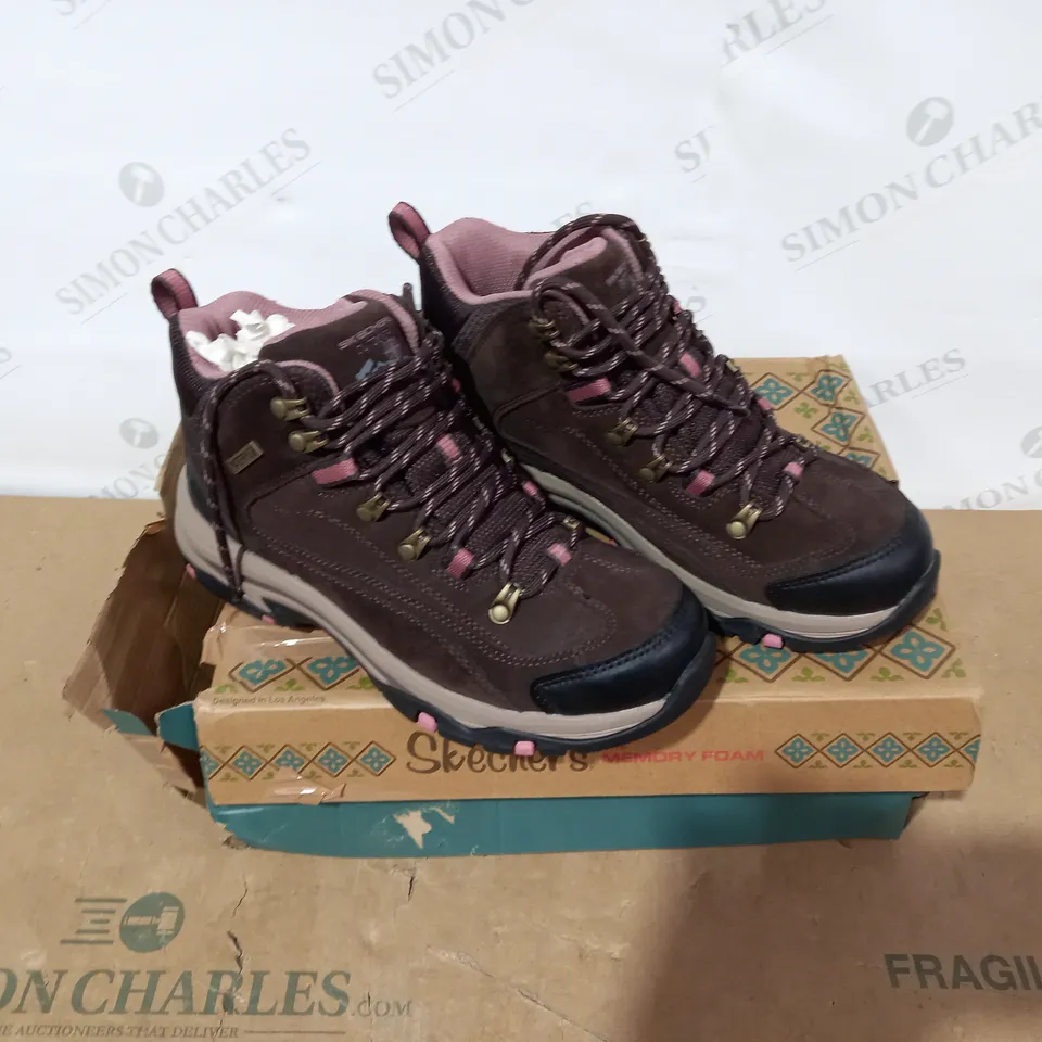 BOXED PAIR OF SKECHERS BOOTS- SIZE 5