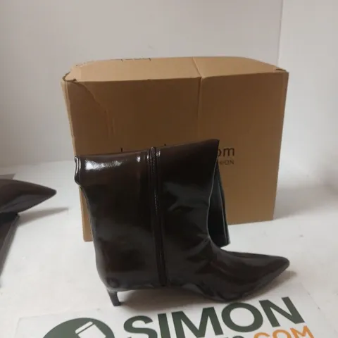 BOOHOO BROWN COLUMN DAY KITTEN HEEL BOOT – UK 5