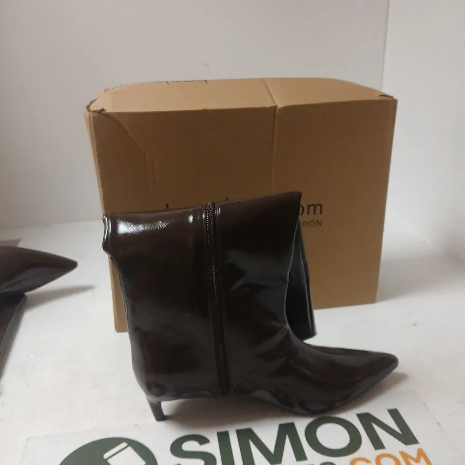 BOOHOO BROWN COLUMN DAY KITTEN HEEL BOOT – UK 5
