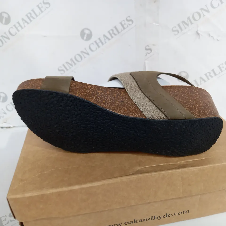 BOXED PAIR OF OAK&HYDE SIZE 40