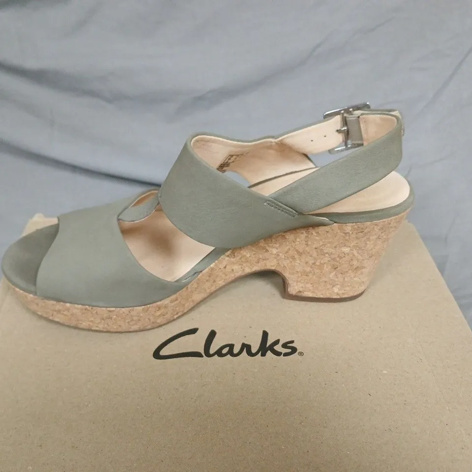BOXED CLARKS MARITSA GLAD SAGE SUEDE WEDGE SANDALS – UK 5.5 FIT-D