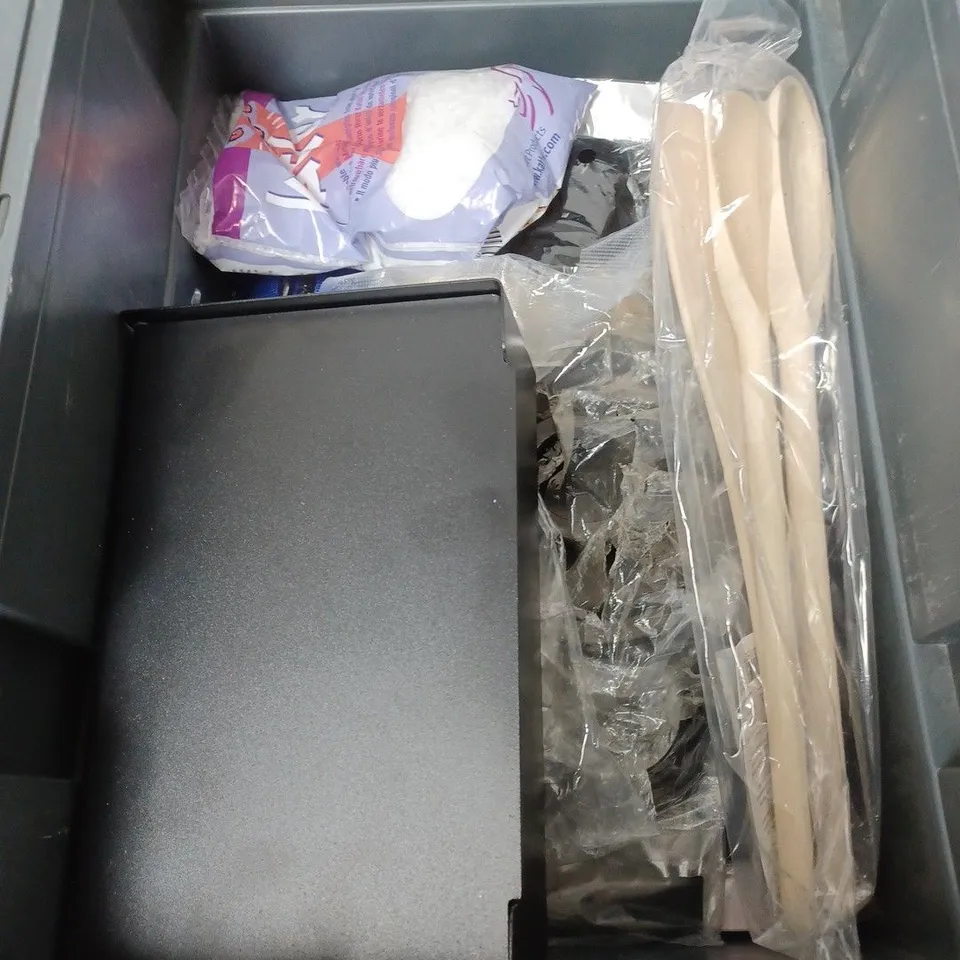 BOX OF APPROXIMATELY 20 ASSORTED HOUSEHOLD ITEMS TO INCLUDE DECOY SECURITY CAMERA, CUTTING WHEELS AND KITCHENWARE
