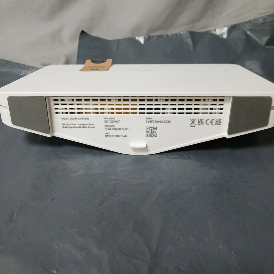 SKY BROADBAND ROUTER – WHITE WIRELESS ROUTER (UK)