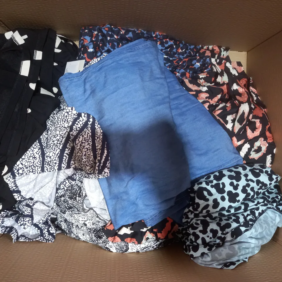 BOX OF APPROXIMATELY 10 ASSORTED CLOTHING AND FASHION ITEMS IN VARIOUS STYLES AND SIZES TO INCLUDE ISAACMIZRAHI LIVE, JOULES, D & CO, ETC