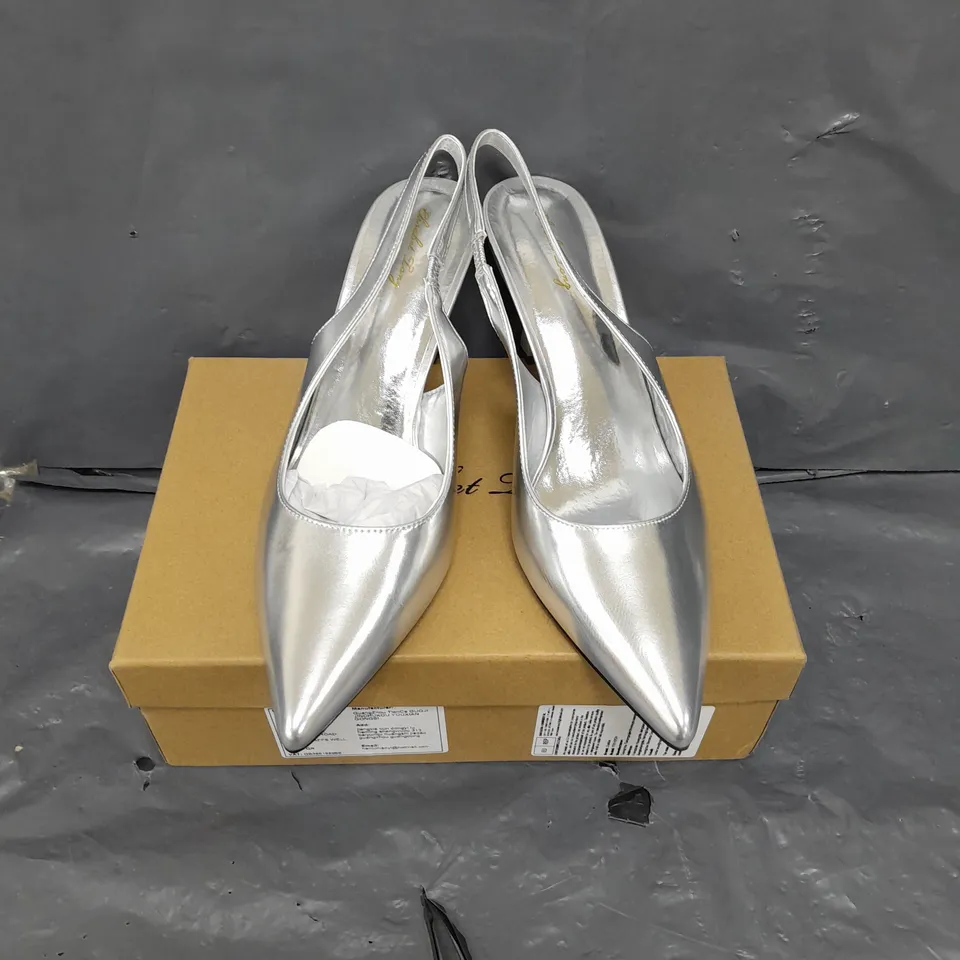 BOXED PAIR OF ELISABET LAND POINT HEEL SHOES IN SILVER - 10