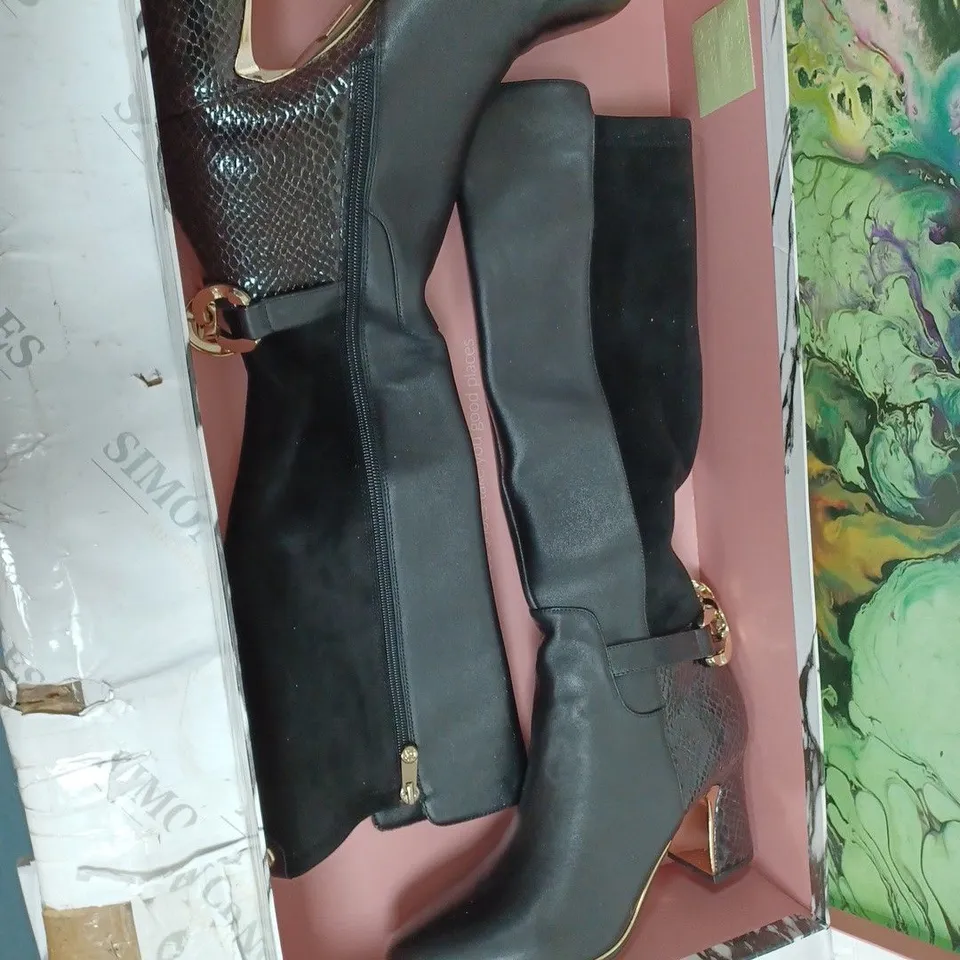 MODA IN PELLE LIZETH BLACK LEATHER HEELED BOOT WITH METAL CHAIN TRIM